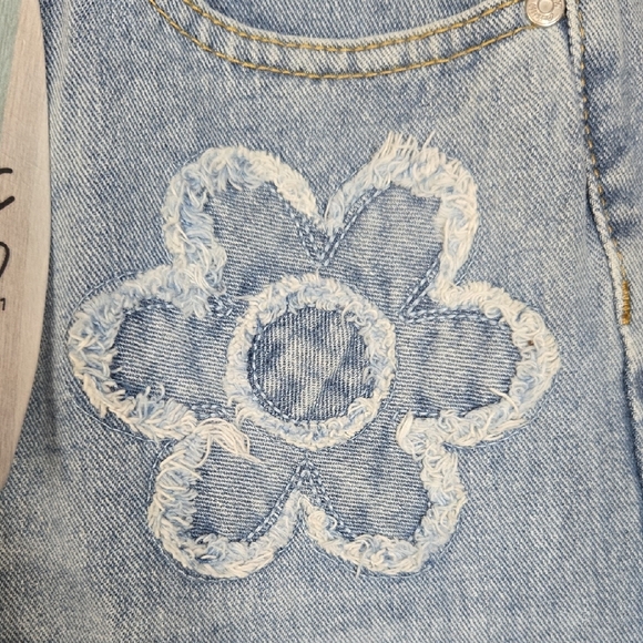 Cali 1850 Size 3/26 Light Wash High Waist Wider Leg Denim Flower Embellish Jeans - Picture 2 of 16